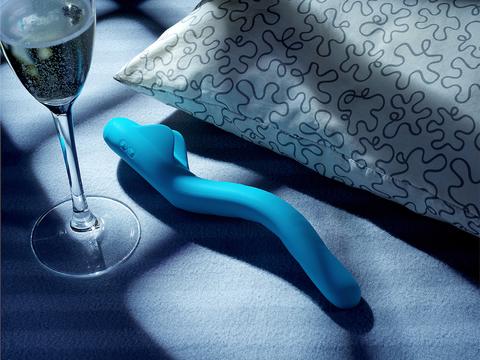 Creative-Way-How-to-Introduce-Sex-Toys-Into-the-Bedroom_large